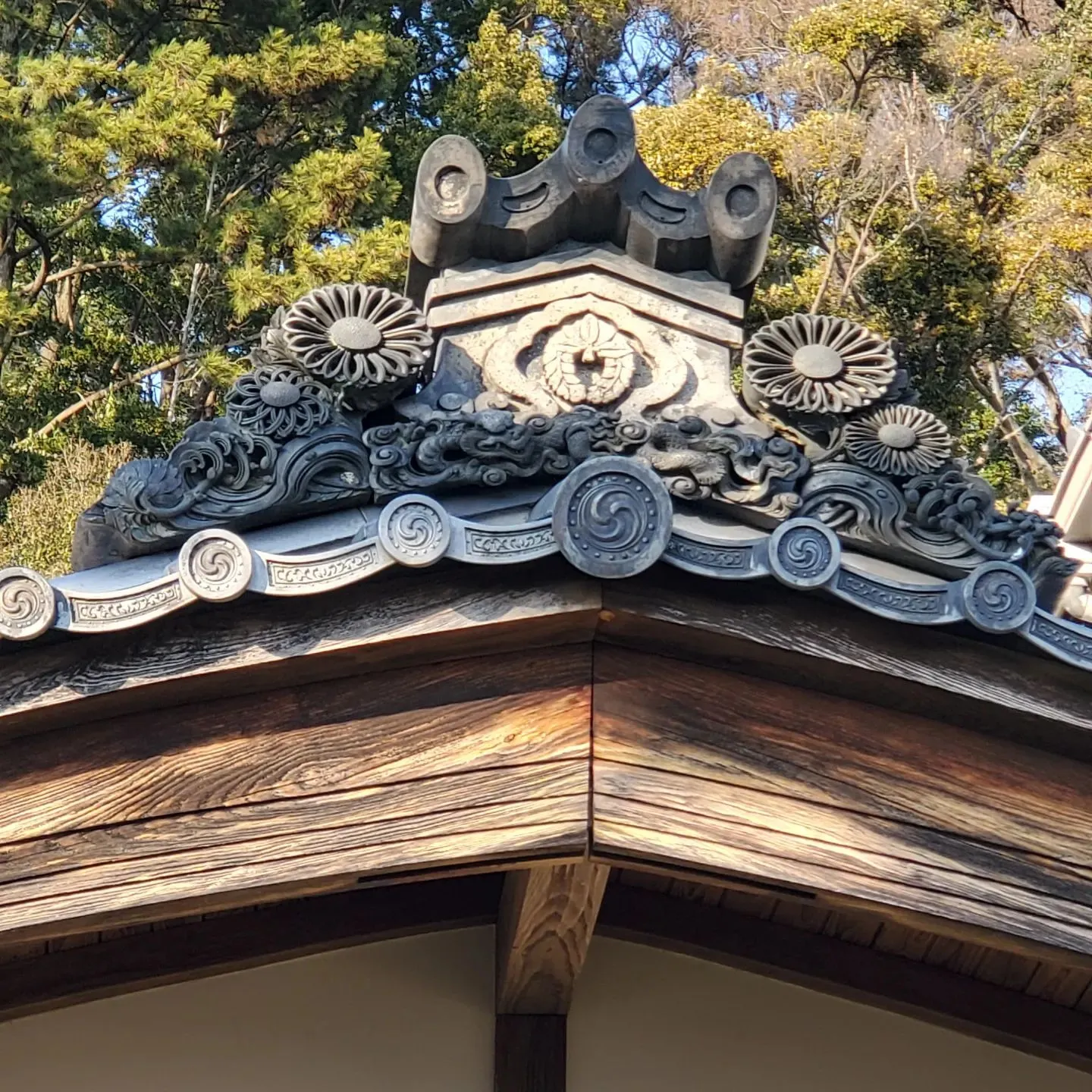 漆喰塗り替えした現場の鬼瓦